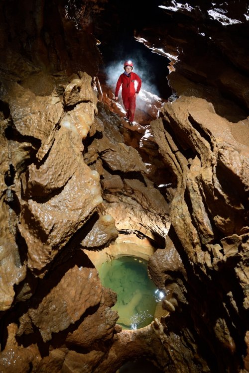 La Combe aux Prêtres - Réseau nord : spéléo  au dessus d'une marmite d'eau verte(SP-19-1976 )